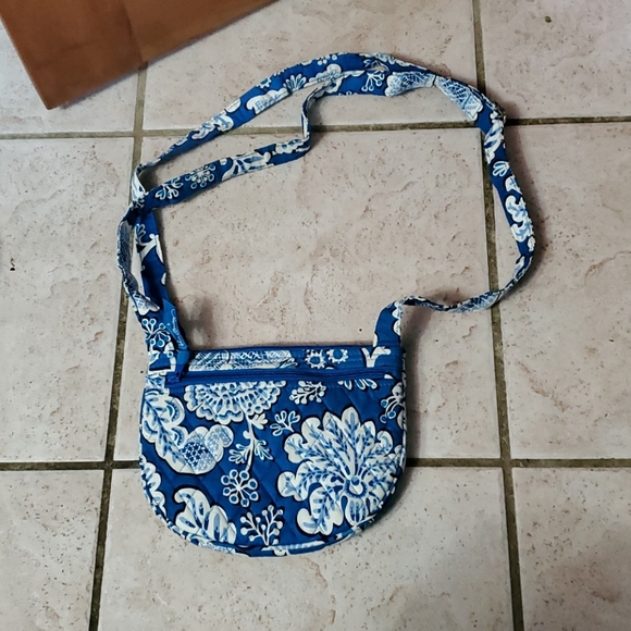 *SOLD* Vera Bradley Crossbody - Picture 2 of 5